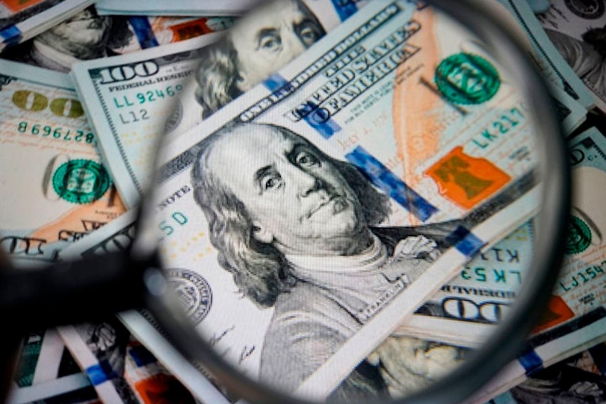 Dólar opera estável apesar de inflação pouco acima do esperado