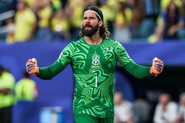 Alisson lamenta eliminação na Copa e indica permanência na Seleção