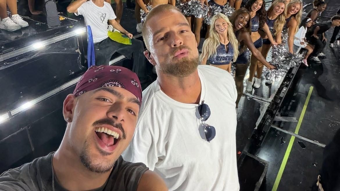 Ricky Martin posa na arquibancada do Maracanã antes de show