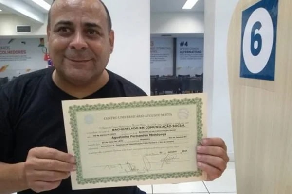 Ex-brother do BBB6 é flagrado trabalhando como atendente em bar