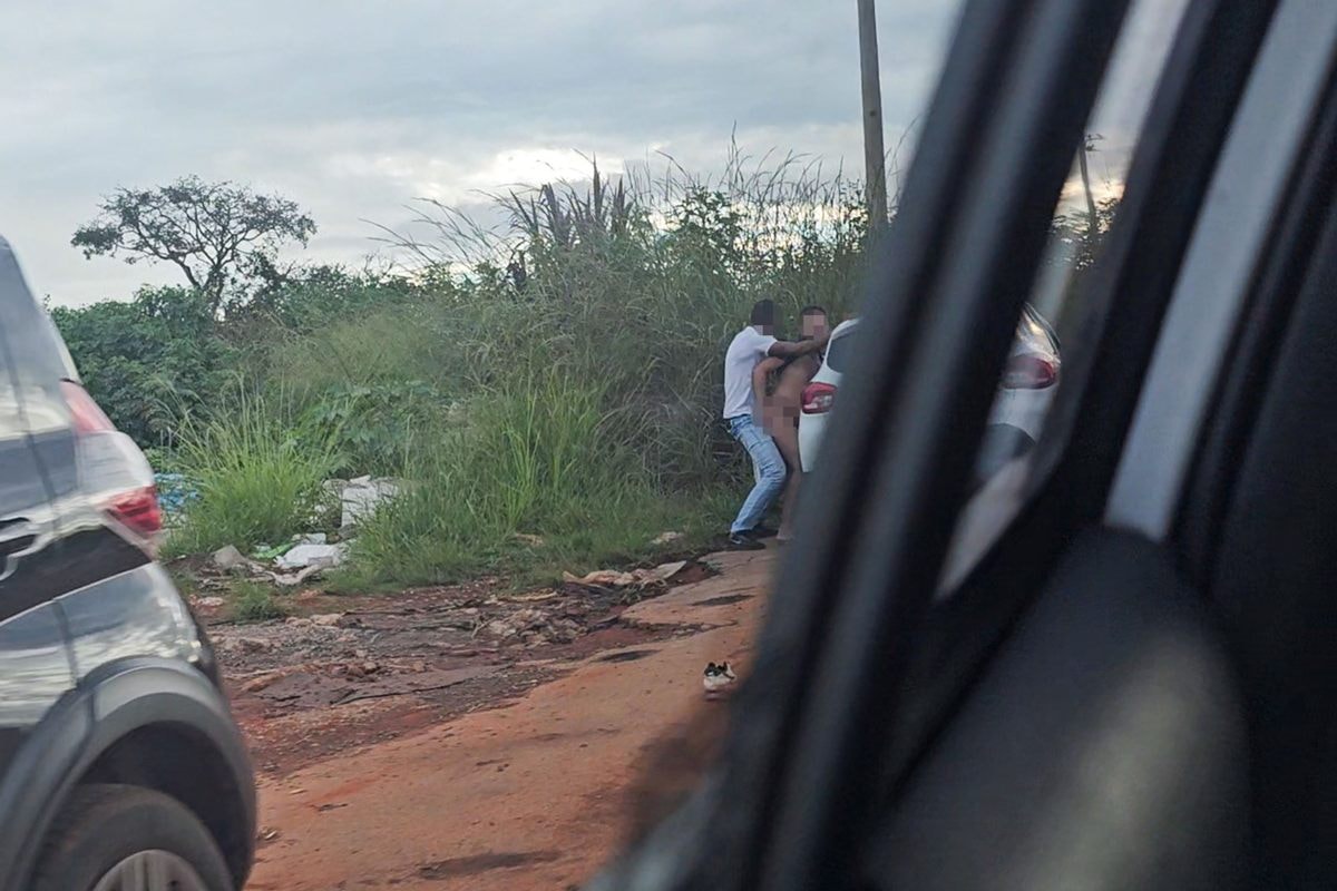 "Devoradora de machos" ganha concorrência, com sexo frenético entre homens