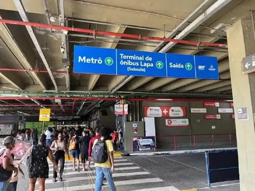 Nove linhas de ônibus têm embarque e desembarque deslocados na Estação da Lapa por causa de obras