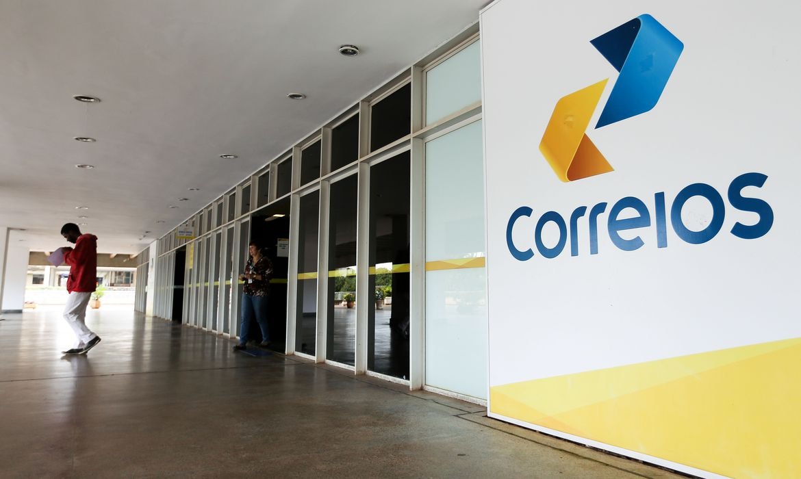 Correios não deveriam tirar dinheiro da saúde e educação, diz especialista