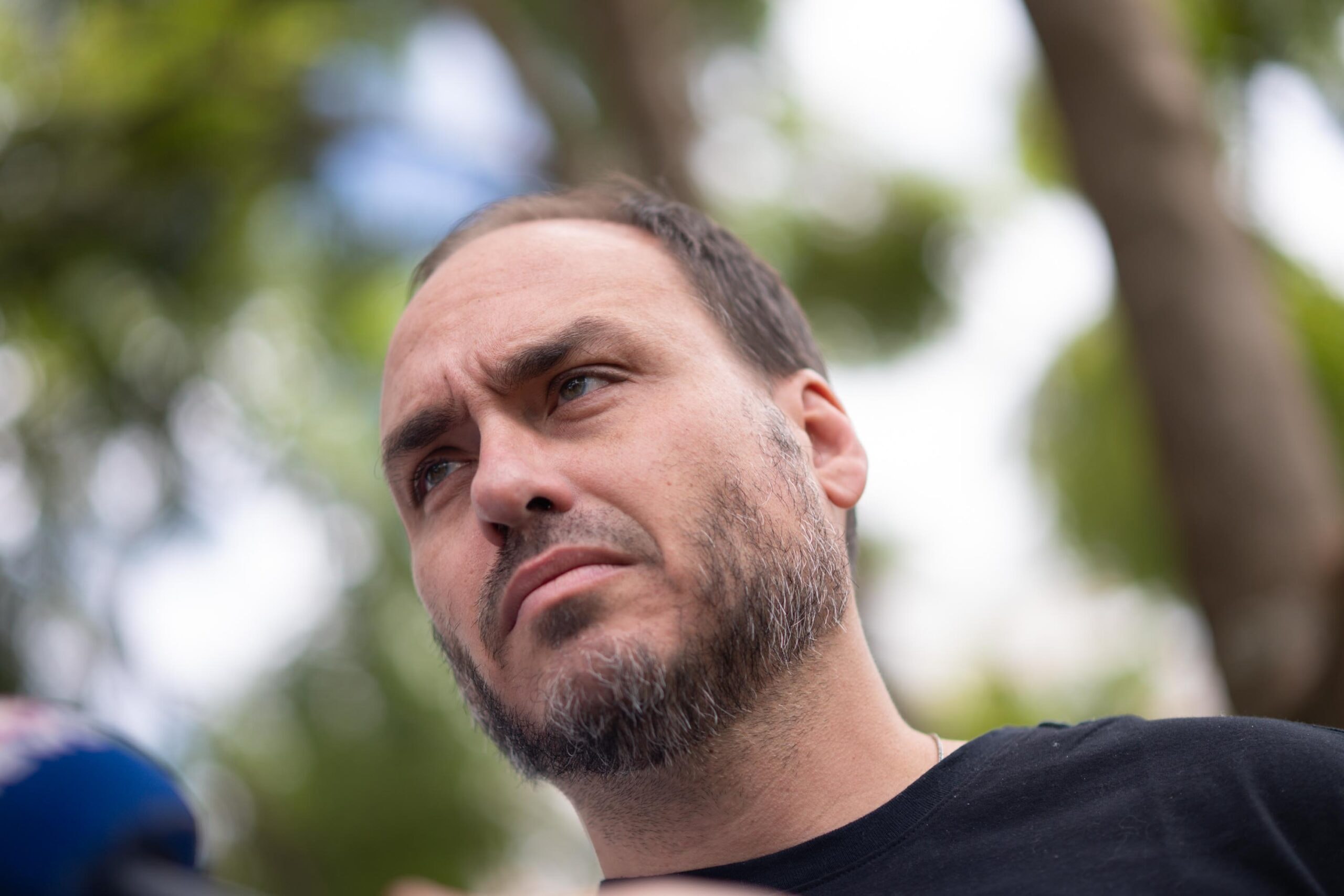 Carlos Bolsonaro exclui Jair Renan em "colinha" de votos em SC