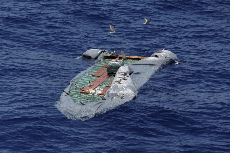 Barco com centenas a bordo naufraga perto do Chipre e ao menos sete morrem
