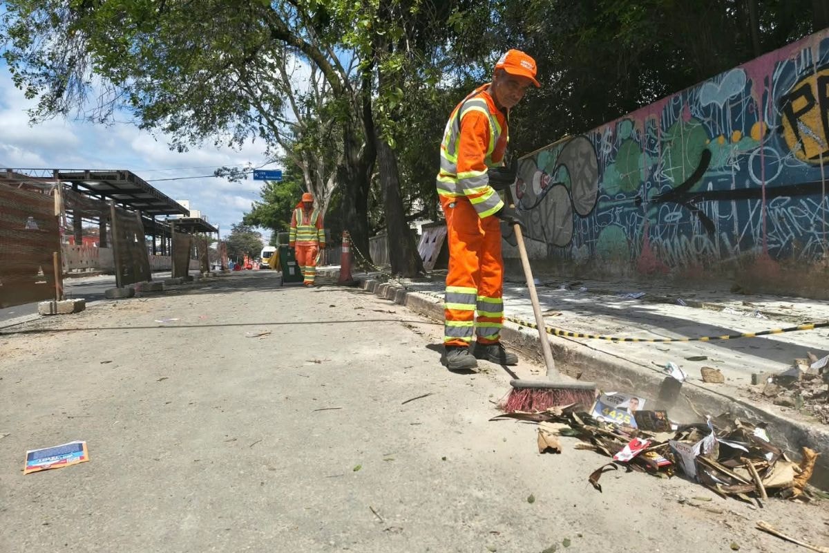 Quantidade de santinhos "desespera" varredor de rua e marca 1º turno em SP