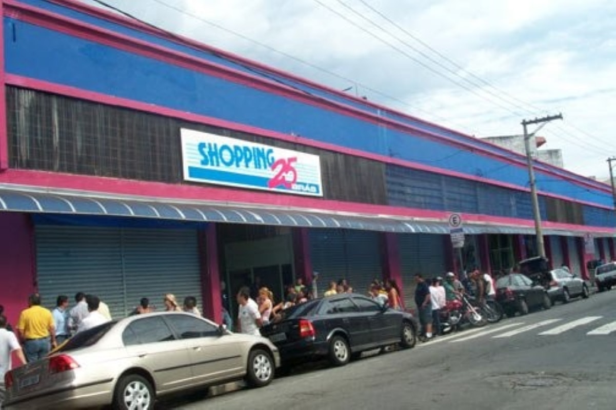 Receita fecha 2 shoppings no Brás em operação que mira artigos da Copa