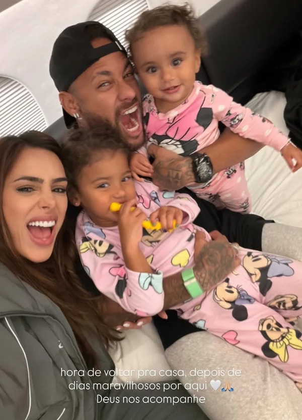 Foto: Neymar e Bruna Biancardi voltam para o Brasil com as filhas