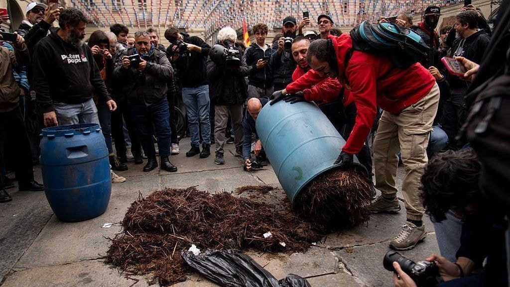 Protestantes atiram coquetéis Molotov contra a polícia na Albânia