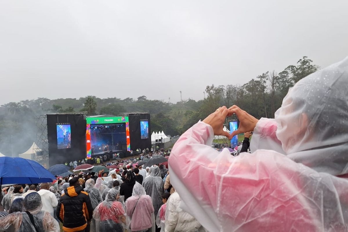 Sob chuva, Thiaguinho cativa público em grande show na Virada Cultural. Veja vídeo
