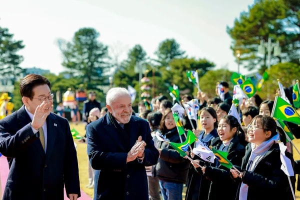 De olho em parceria comercial, Lula recebe presidente da Coreia do Sul