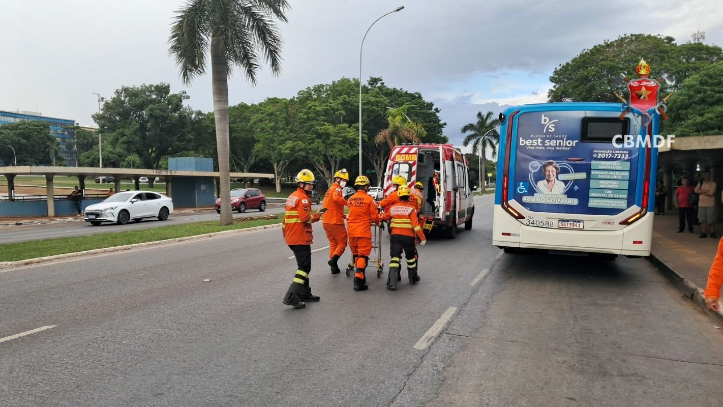 Duas pessoas são atropeladas por ônibus em parada da Asa Sul
