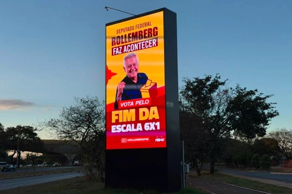 Rollemberg usa painel para disseminar propaganda; conduta é vedada