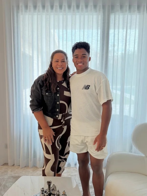 Mãe de Endrick posta foto com Gabriely após rumores; influencer reage