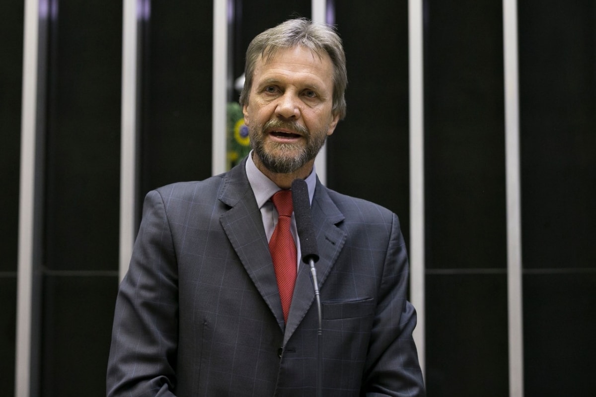 Bancada do PT propõe prisão de até 6 anos por discriminação política