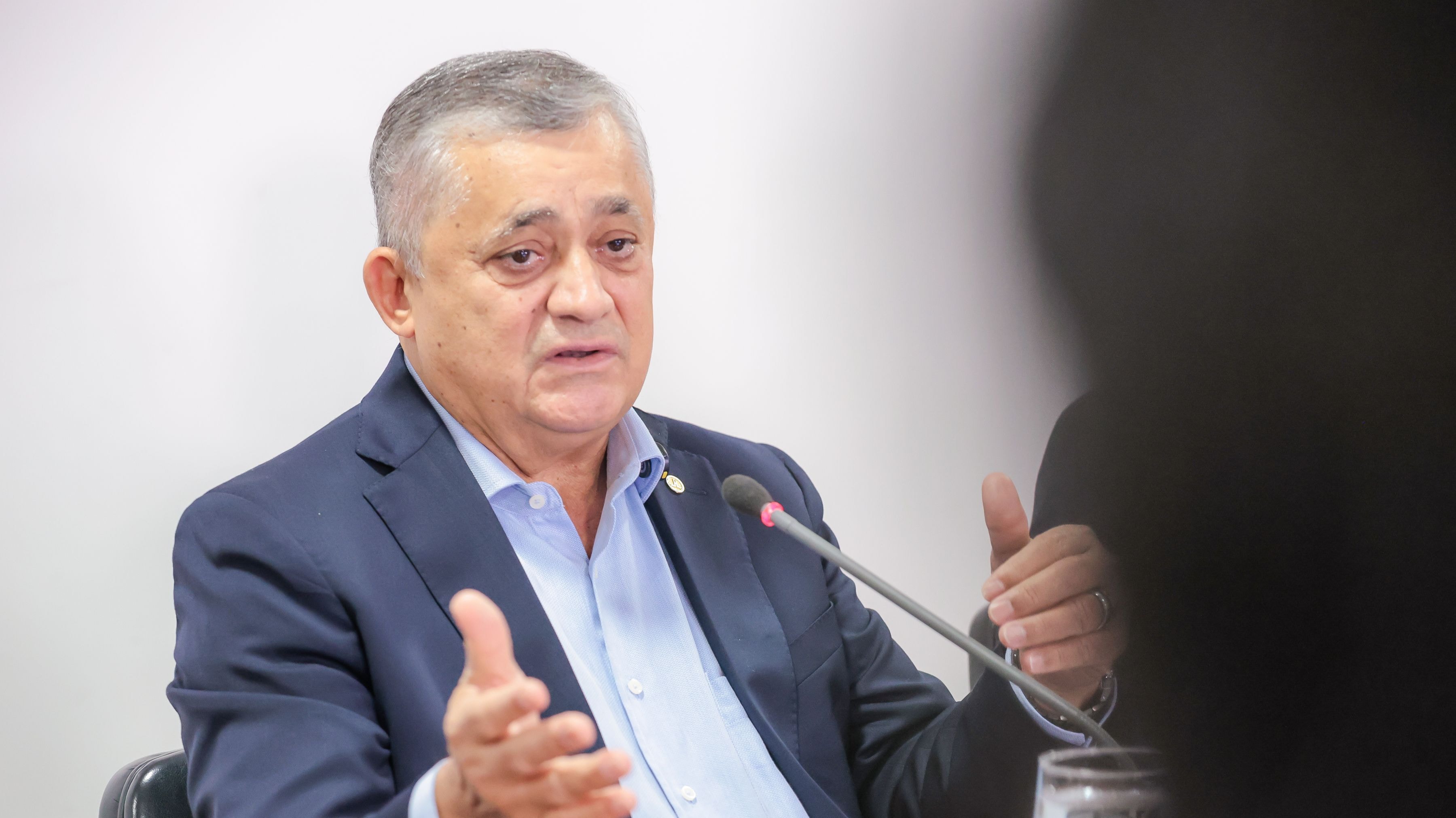 Caiado usa TV para subir o tom sobre crise no STF e mira eleitor de Cury