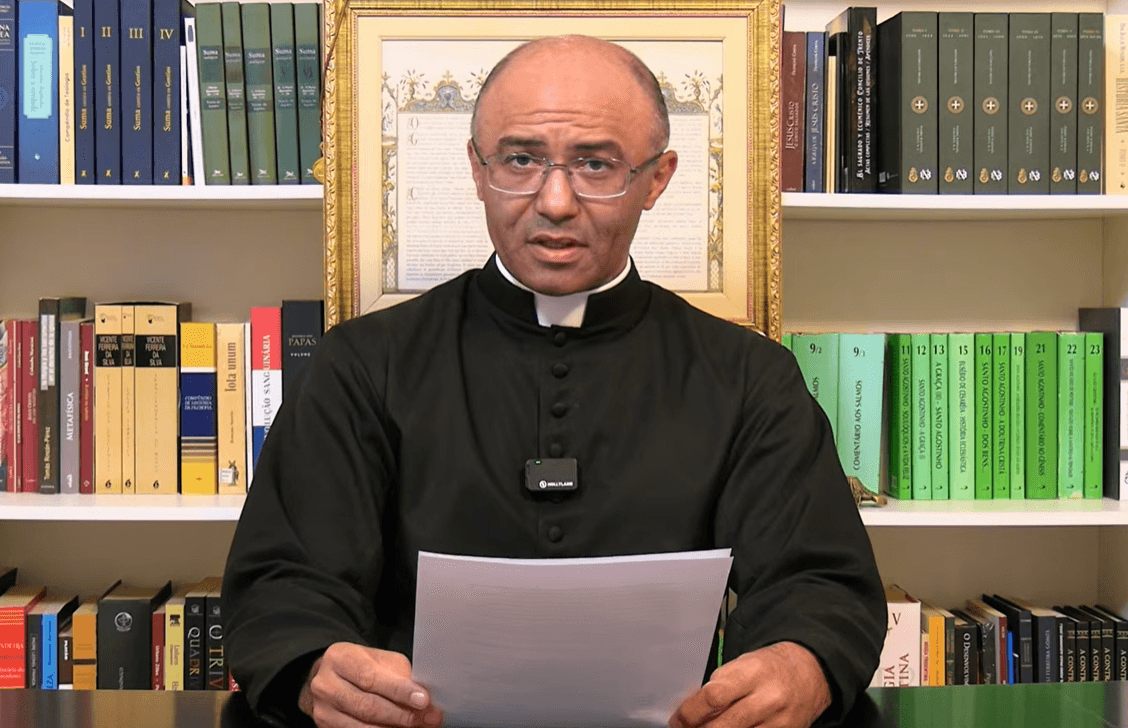 Padre excomungado diz que foi advertido por recriminar rituais de macumba