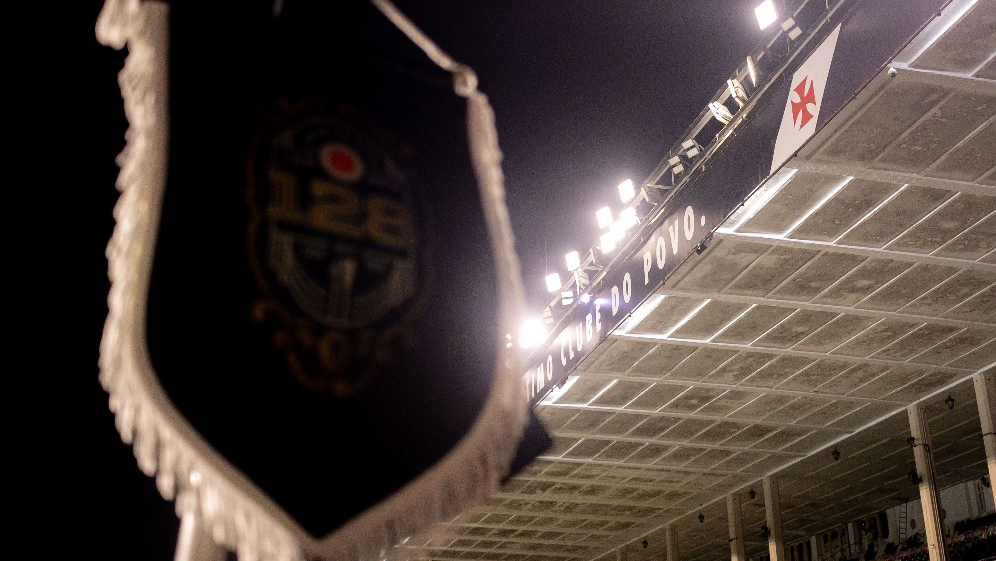 Vasco tem expulsão polêmica no primeiro tempo contra o Vitória; veja