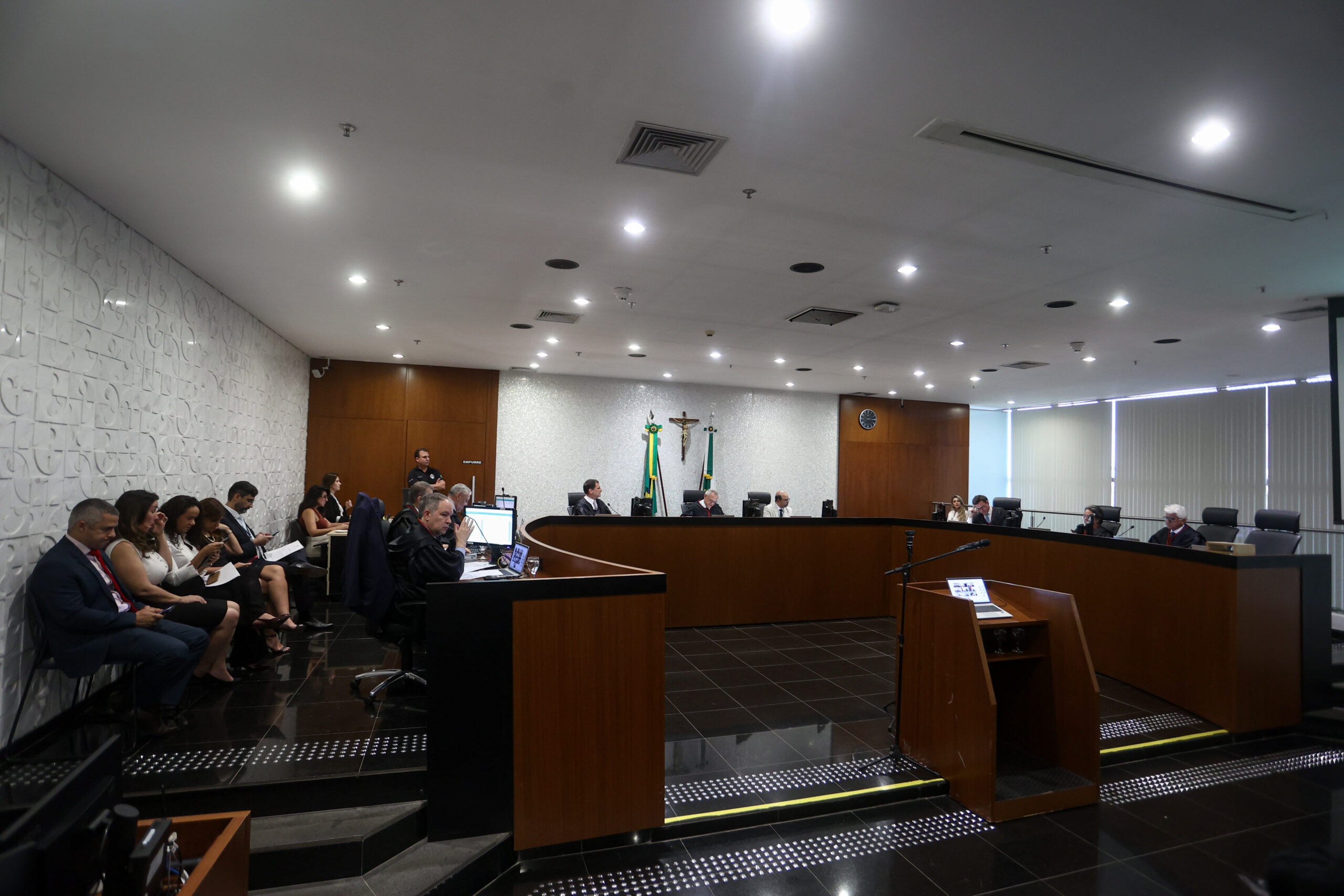 Desembargador declara suspeição para julgar caso de Arruda no TRE