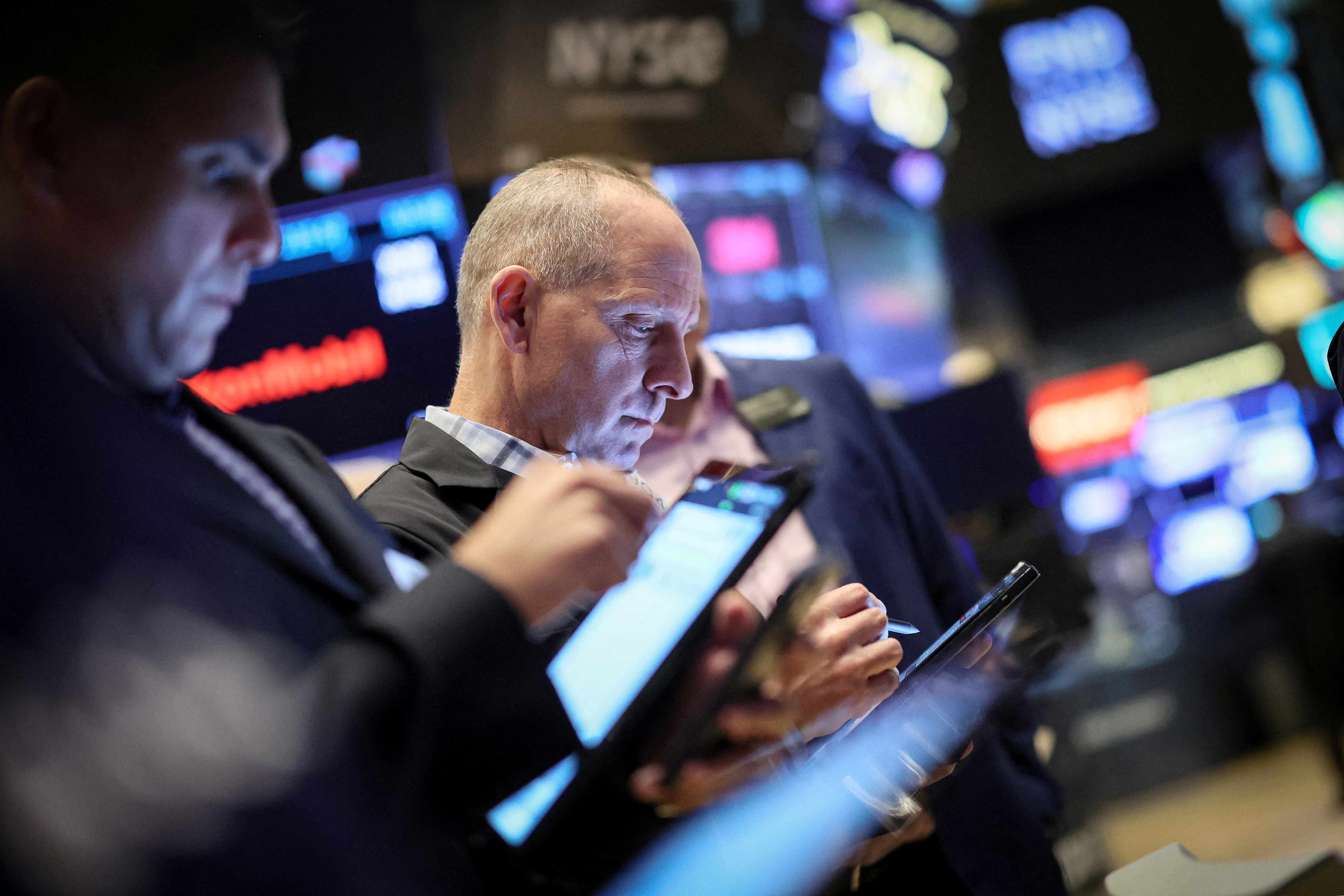 Bolsas dos EUA aprofundam queda após mercado passar a prever alta de juros em 2026