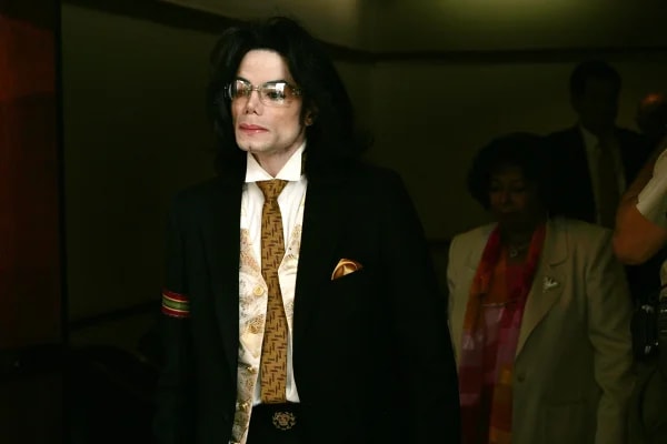 Herança de Michael Jackson: juiz barra ação de irmãos por abuso sexual