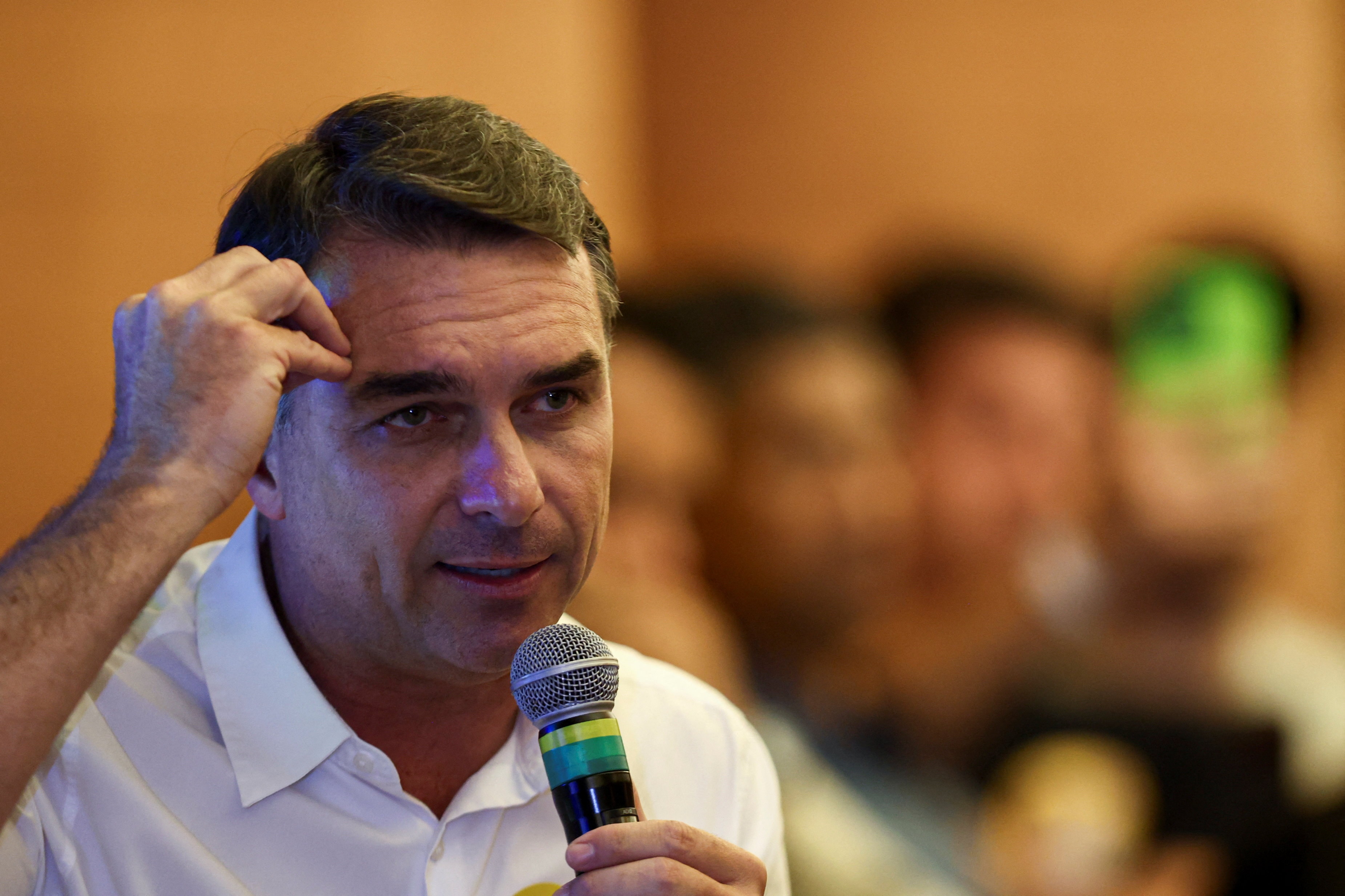 Flávio Bolsonaro (PL) propõe Bolsa Família por até 2 anos para quem arrumar emprego