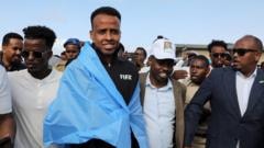 Barrado nos EUA para a Copa, 'melhor árbitro da África' é recebido como herói na Somália