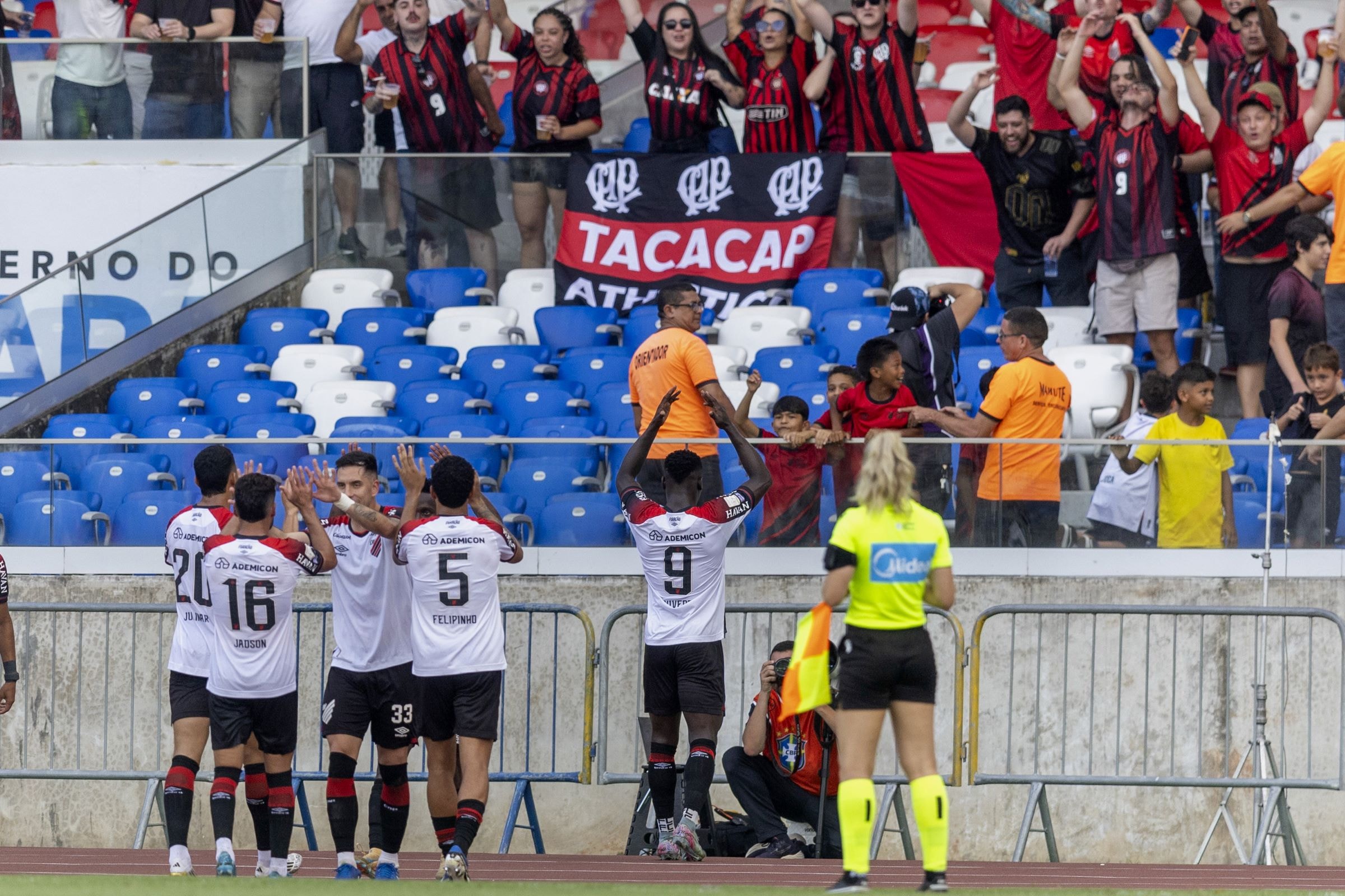 Athletico-PR vence Remo de virada e entra no G-4 do Brasileirão