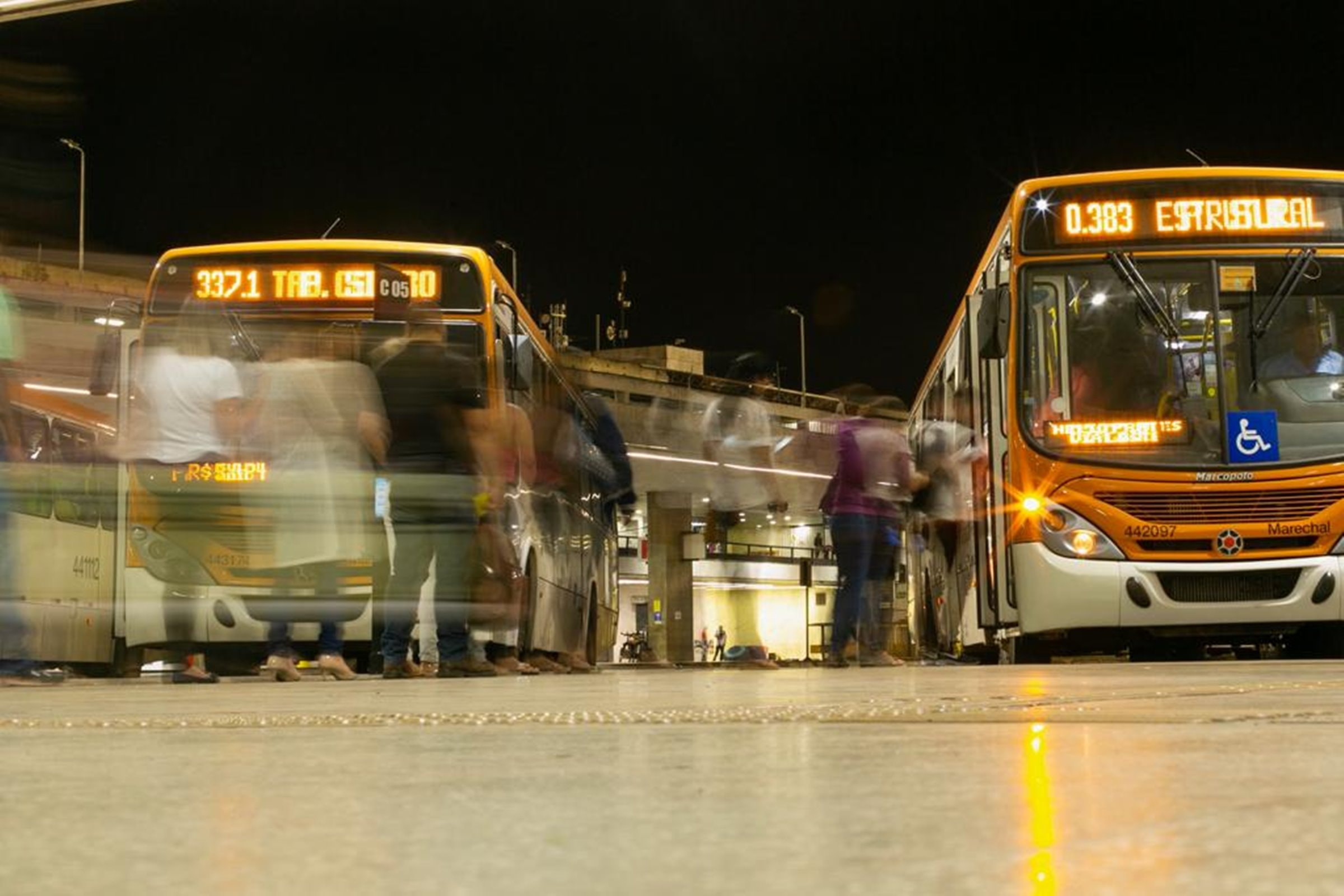Serviços recuam 1,2% em março, puxados pelo setor de transportes