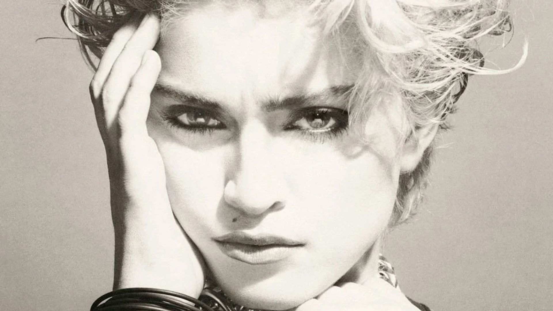 DJ Anne Louise toca em festival com Madonna e cita atrasos devido à cantora