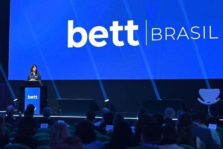 Robô com inteligência artificial chega à indústria têxtil brasileira