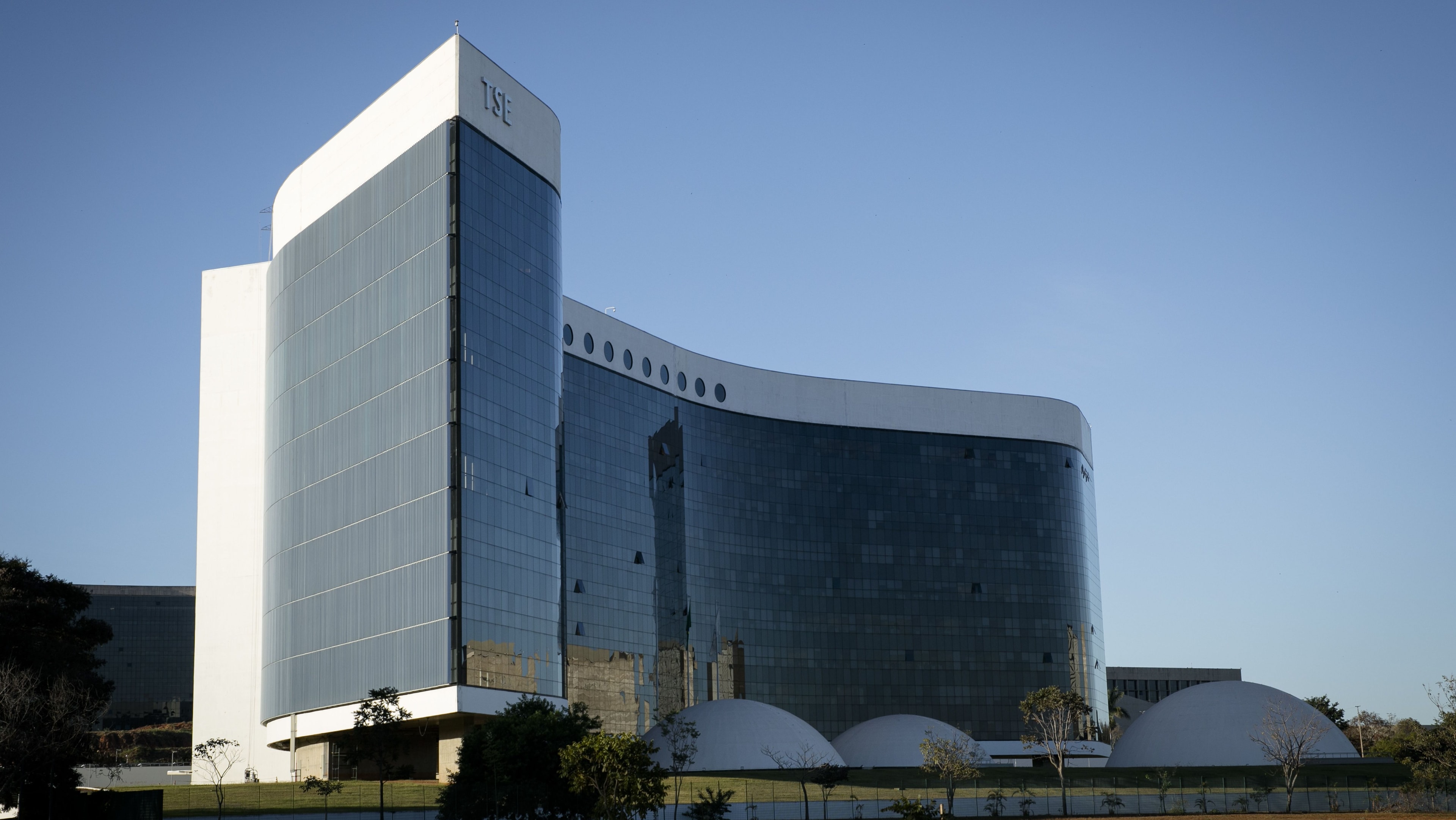Justiça aceita notícia-crime de Flávio contra site que oferecia criptomoeda