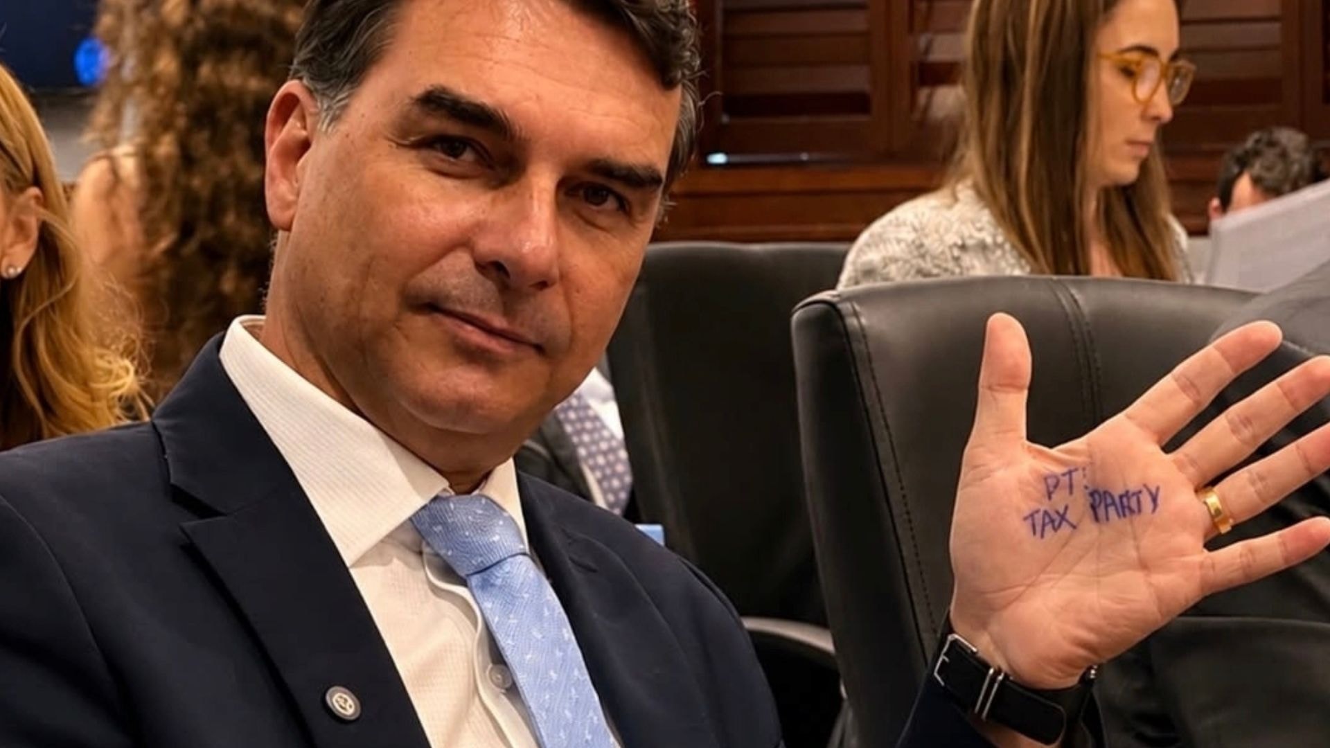 Flávio só piora: fez teatro nos EUA e colheu repúdio por traição