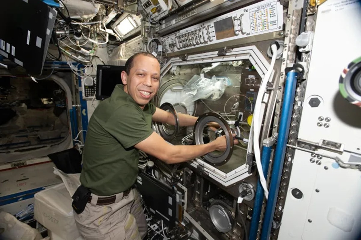 Astronautas retornam à Terra após passar 241 dias na Estação Espacial