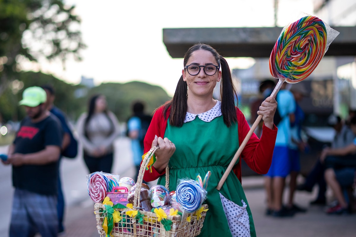 Pois é, pois é, pois é: Chiquinha de Brasília empreende vendendo doces. Veja vídeo
