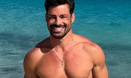 Cauã Reymond se define como sedutor expõe relação com mulheres mais velhas: 'Procurava uma mãe'