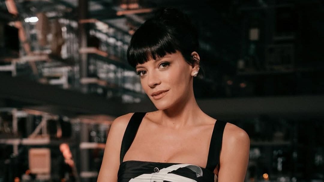 Lily Allen rebate críticas por turnê: “Minha escolha não falar com público”