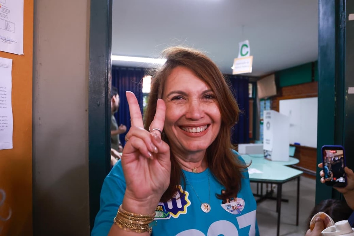 Bia Kicis vota acompanhada de Michelle e Celina e se diz "confiante"