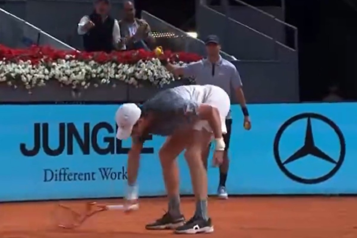 João Fonseca tem ataque de fúria e quebra raquete em eliminação. Veja vídeo