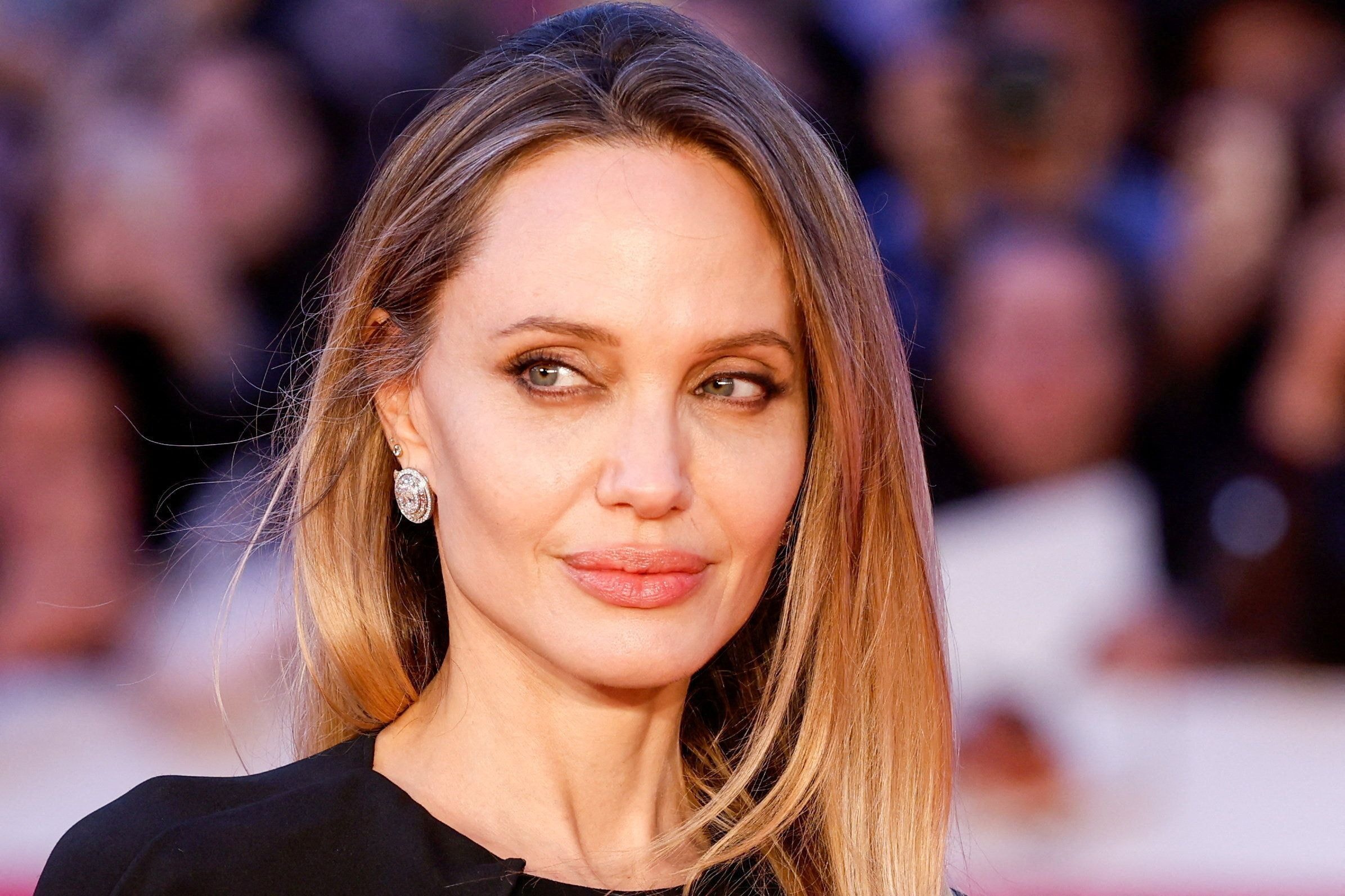 Angelina Jolie diz que não namora desde a separação de Brad Pitt