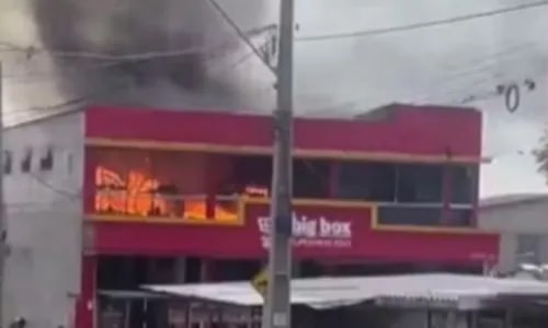 Depósito de supermercado é destruído por incêndio em cidade baiana