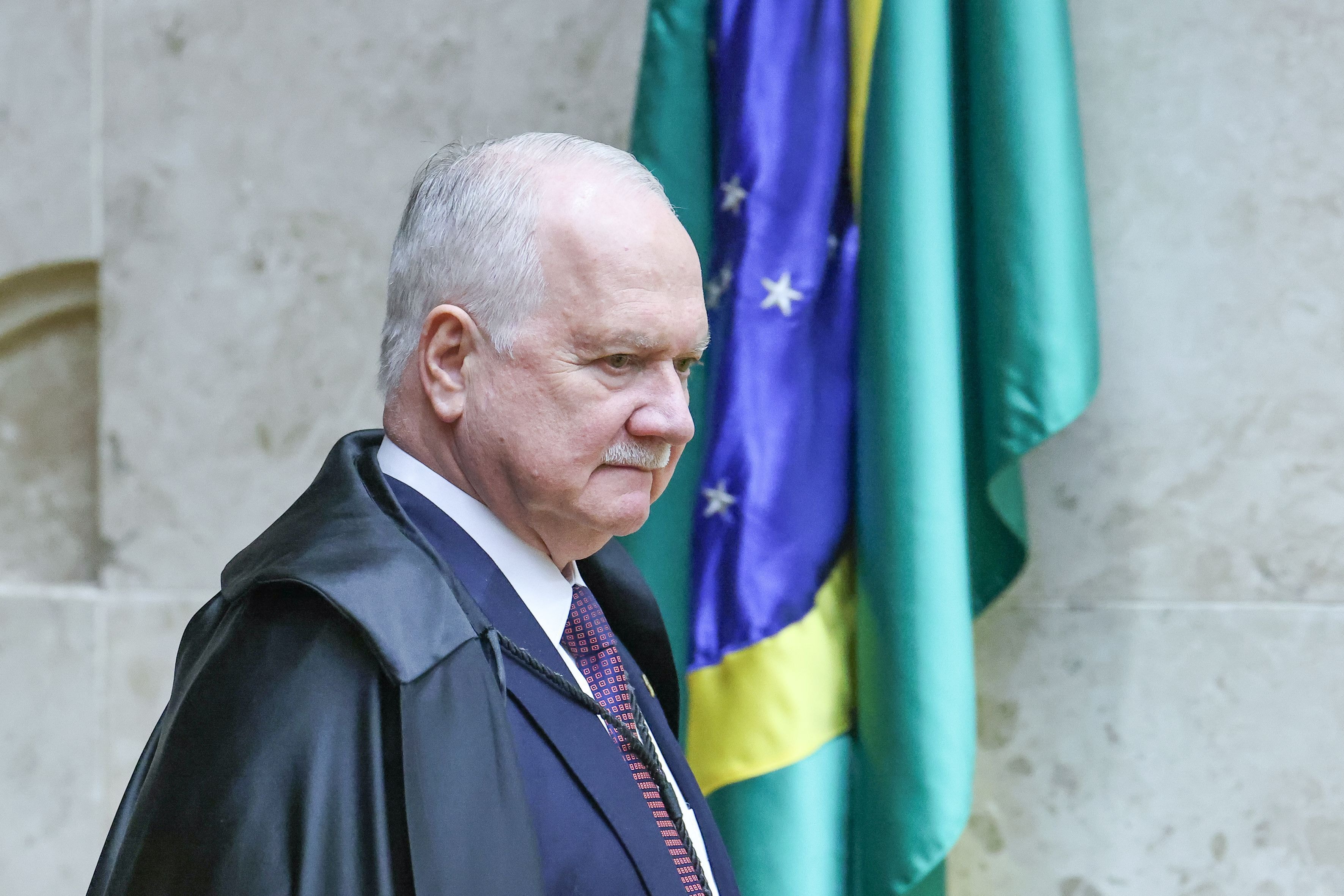 Foragido na Espanha, Oswaldo Eustáquio registra candidatura para deputado