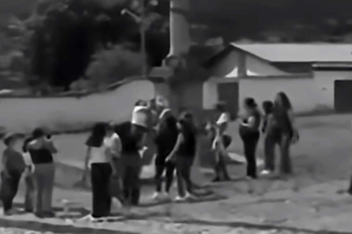 MG: imitação de escravos por turistas em Mariana vira caso de polícia. Veja vídeo