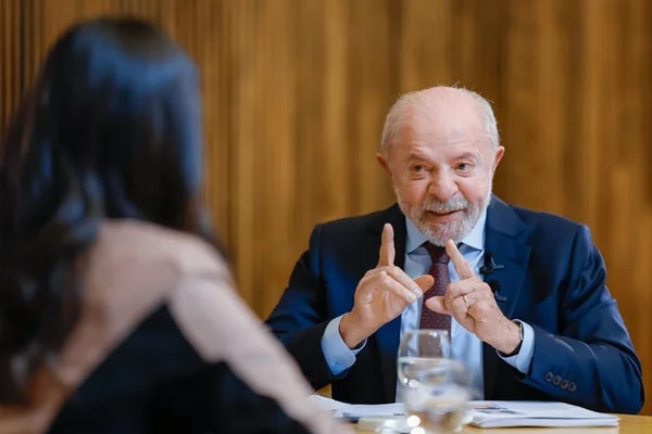 Lula contraria aliados e hesita em soltar a mão de Moraes em meio à crise
