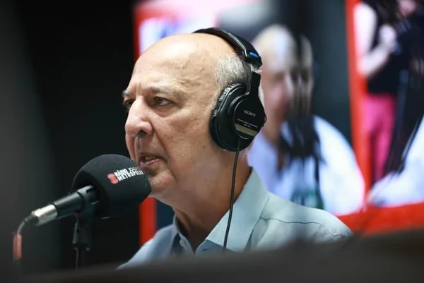 Arruda promete pagar 14° a professores e zerar cargos comissionados