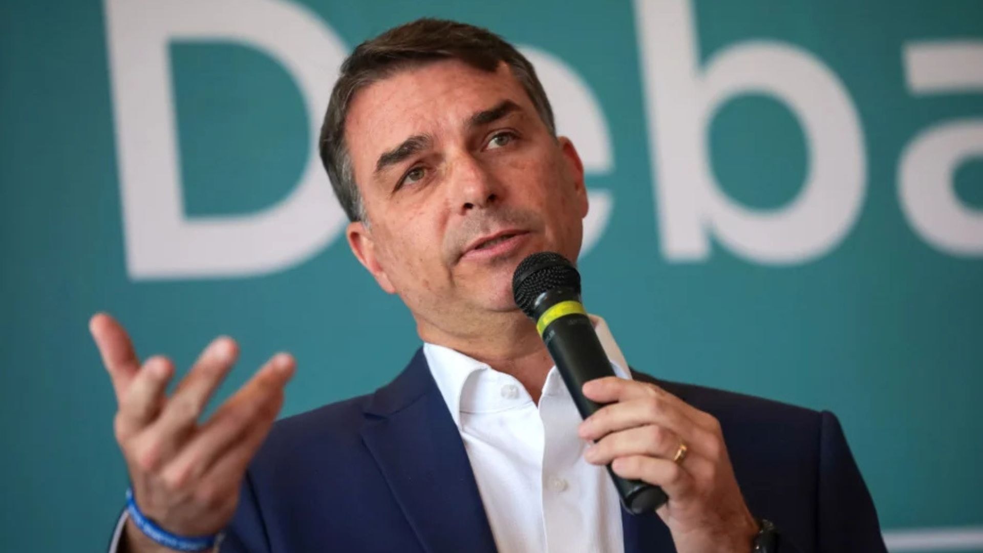 Flávio tira a fantasia de "moderado" e oficializa que é tal pai, tal filho