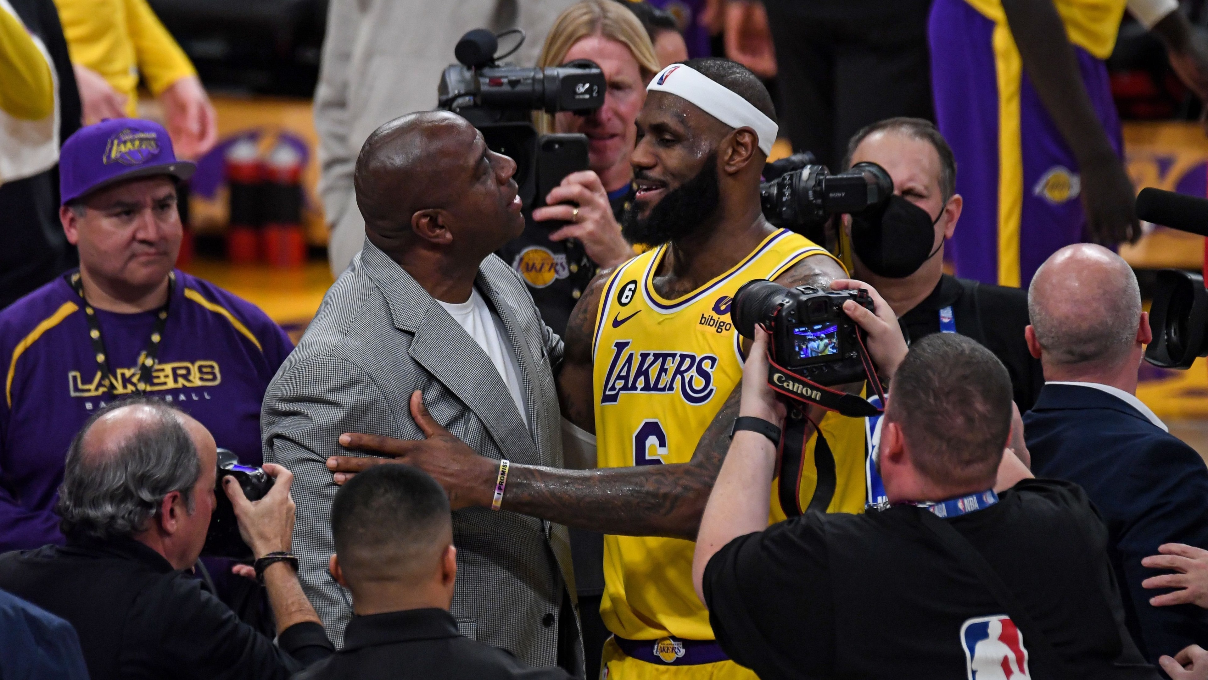 Philadelphia 76ers anuncia contratação de LeBron James