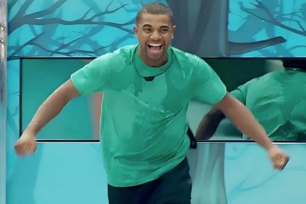 Davi Brito anuncia novo namoro e se declara: "Coração feliz"