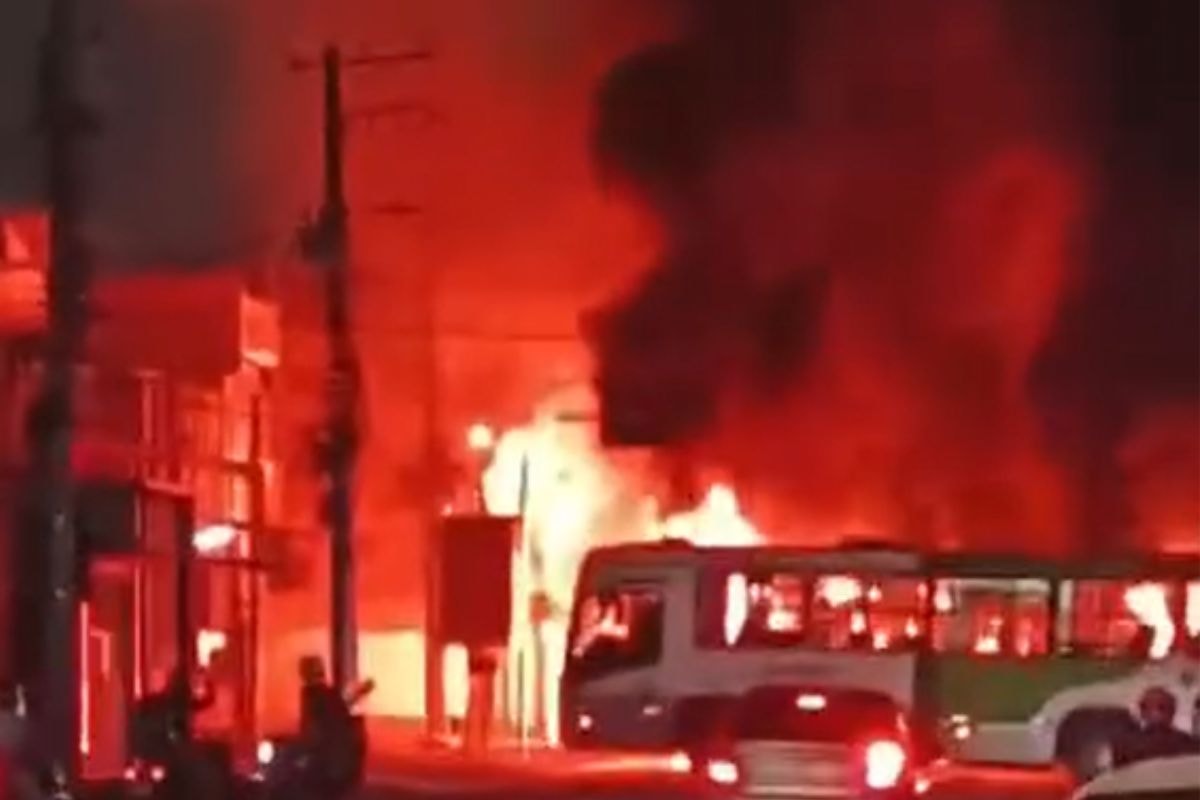 Ônibus são incendiados em manifestação e interditam ruas de Guarulhos. Veja vídeo