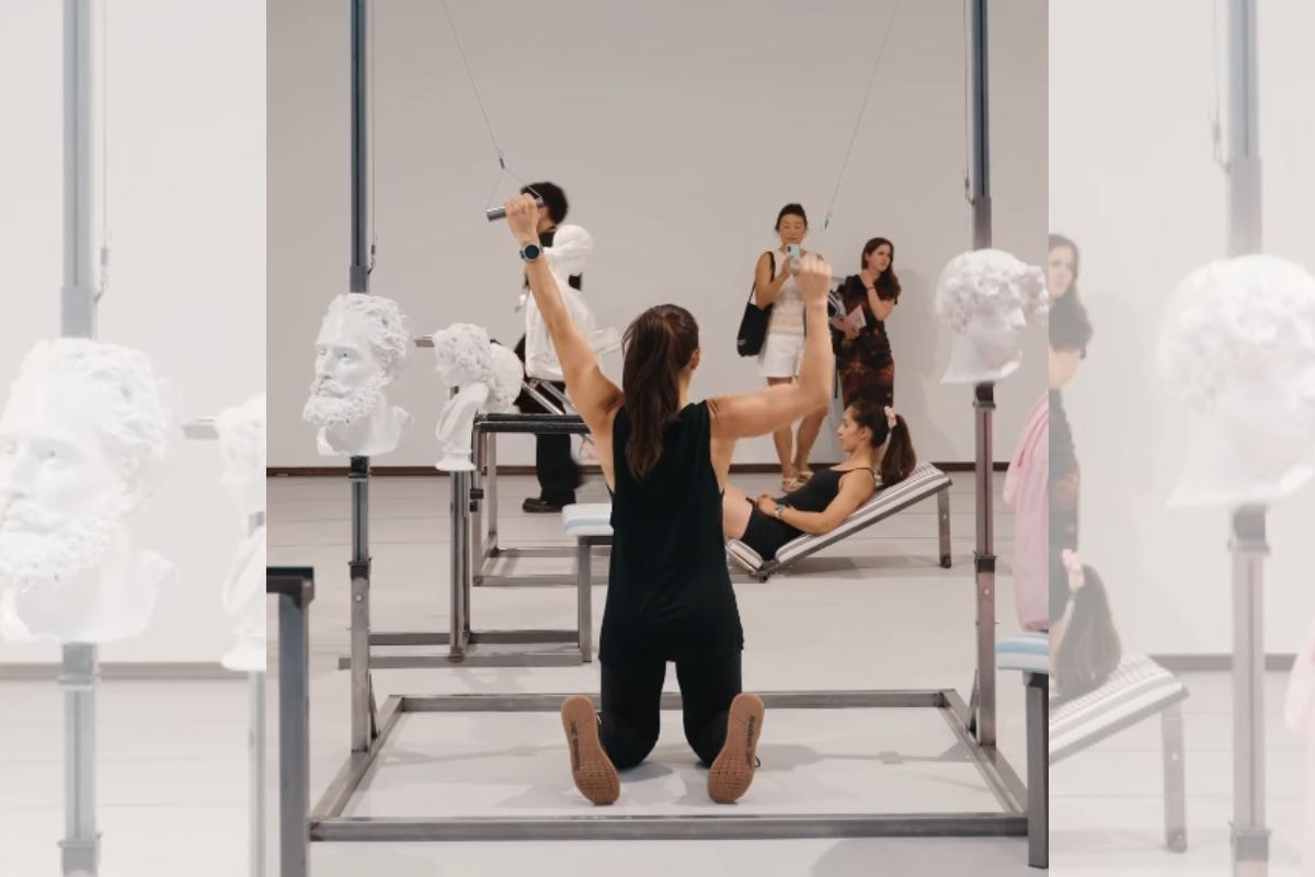Museu transforma esculturas em halteres para a prática de musculação